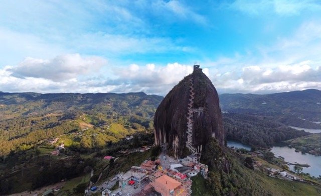 Vista de pájaro Piedra del Peñol Guatapé